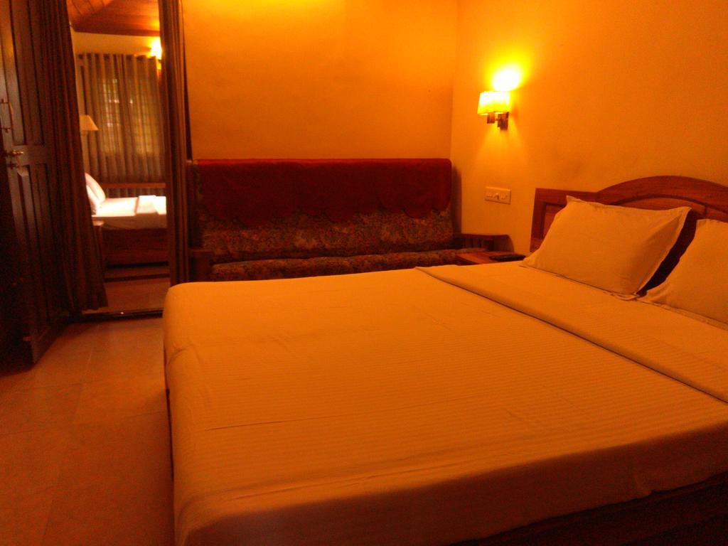 Green Court Cottage Thekkady Bagian luar foto